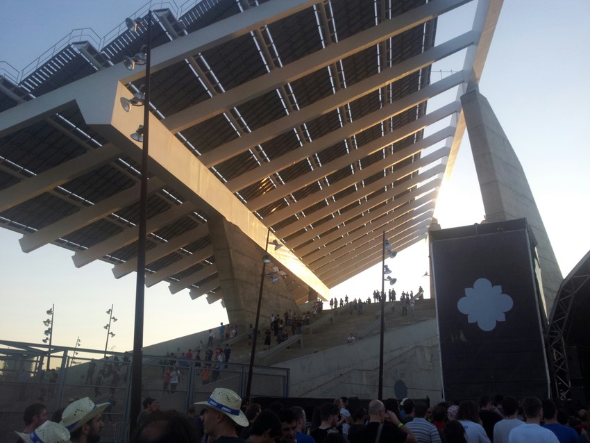 Zwischen Vice- und Pitchfork-Bühne führt eine gewaltige Treppe unter einem Solarzellen-Betondach hinüber zur San Miguel-Bühne, auf der The Cure und The Rapture mit die größten Massen des diesjährigen Festivals versammelten.