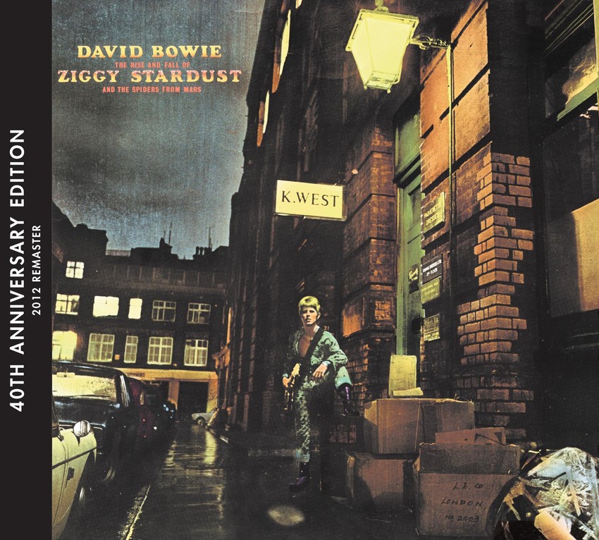 Das Cover von "The Rise and Fall of Ziggy Stardust and the Spiders from Mars" ist eine kolorierte Schwarz-Weiß-Aufnahme.